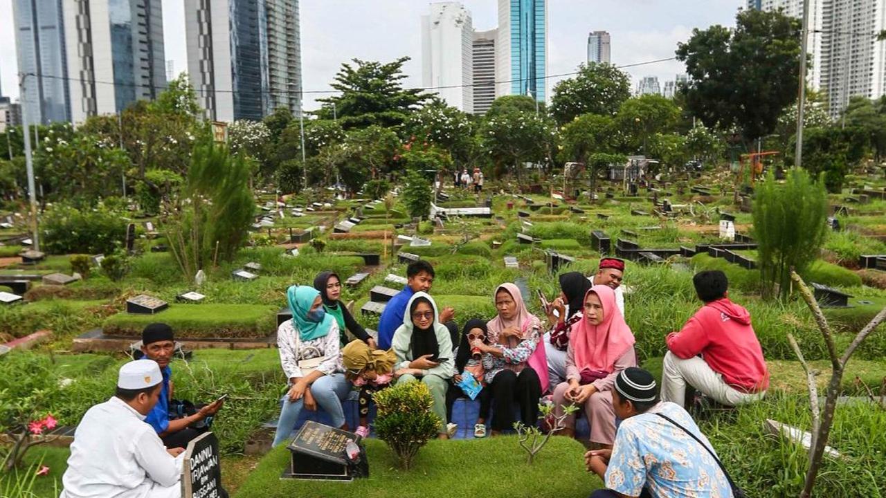 FOTO: Suasana TPU Karet Bivak Ramai Peziarah Jelang Ramadan