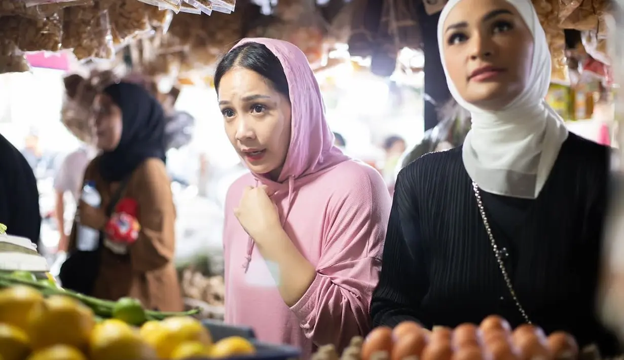Tidak hanya membuat kaet sopir angkot, Nagita juga membuat heboh di pasar. Bersama Putri, ia belanja telor dan beberapa keperluan untuk masak. [Instagram/raffinagita1717]
