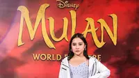 Sebelum menghadiri penayangan perdana Mulan, Prilly Latuconsina mendapat kesempatan untuk mewawancarai bintang film ini, Liu Yifei. . (Instagram/ prillylatuconsina96)