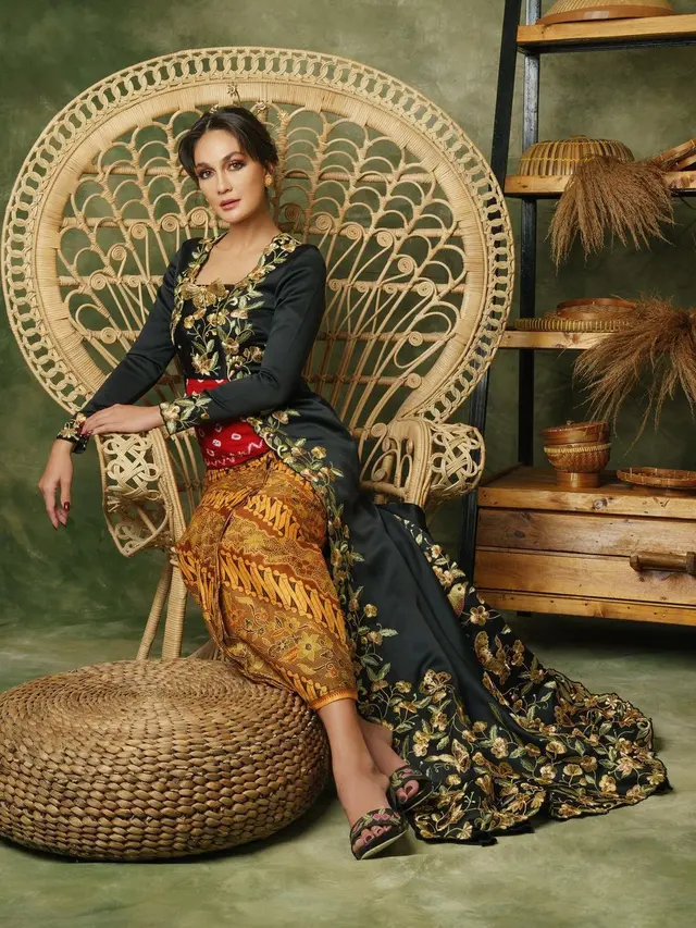 Ide kebaya pilihan Luna Maya