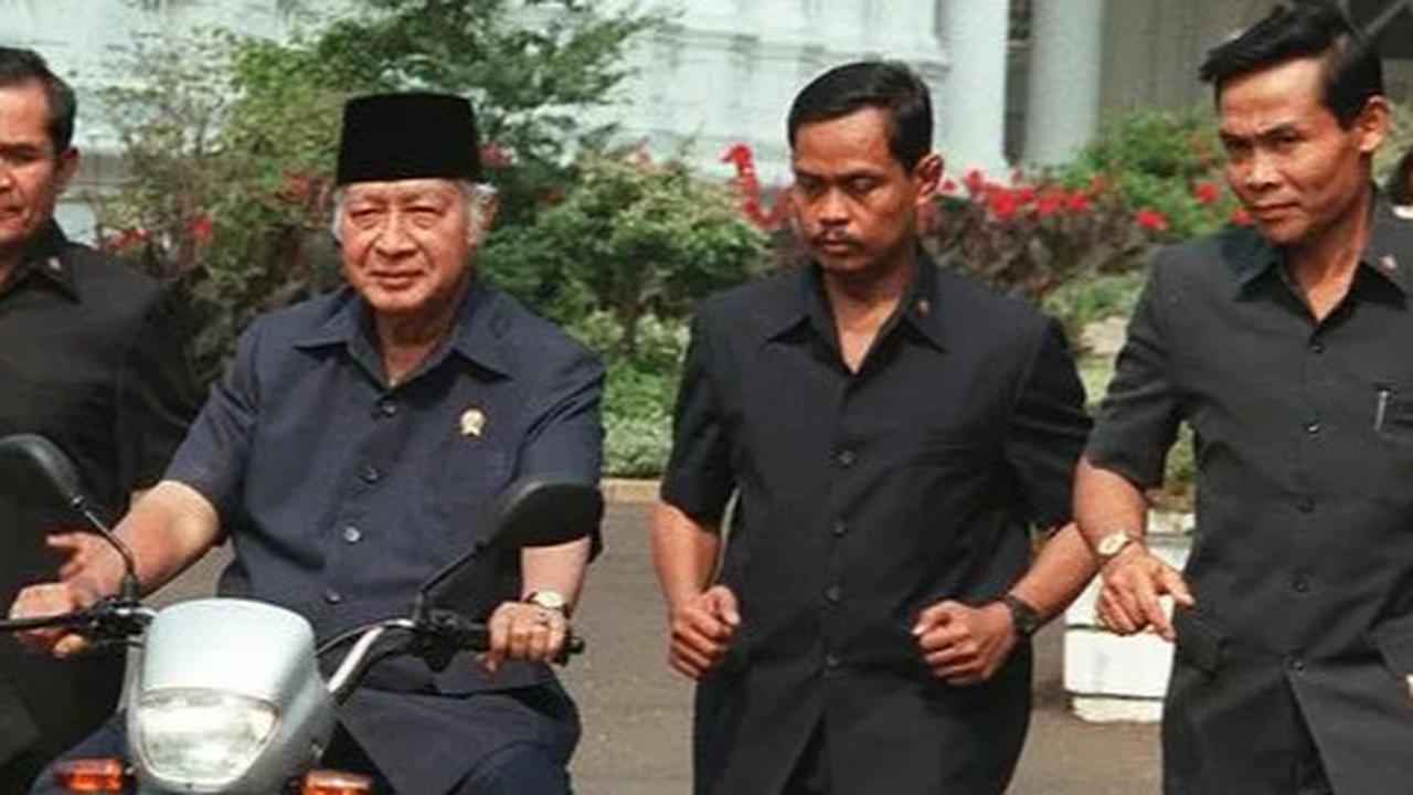 Orang-Orang yang Berani Minta Soeharto Mundur