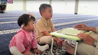 Tenang Menyimak, 7 Potret Menggemaskan Baby Lily Temani Rayyanza Belajar Mengaji