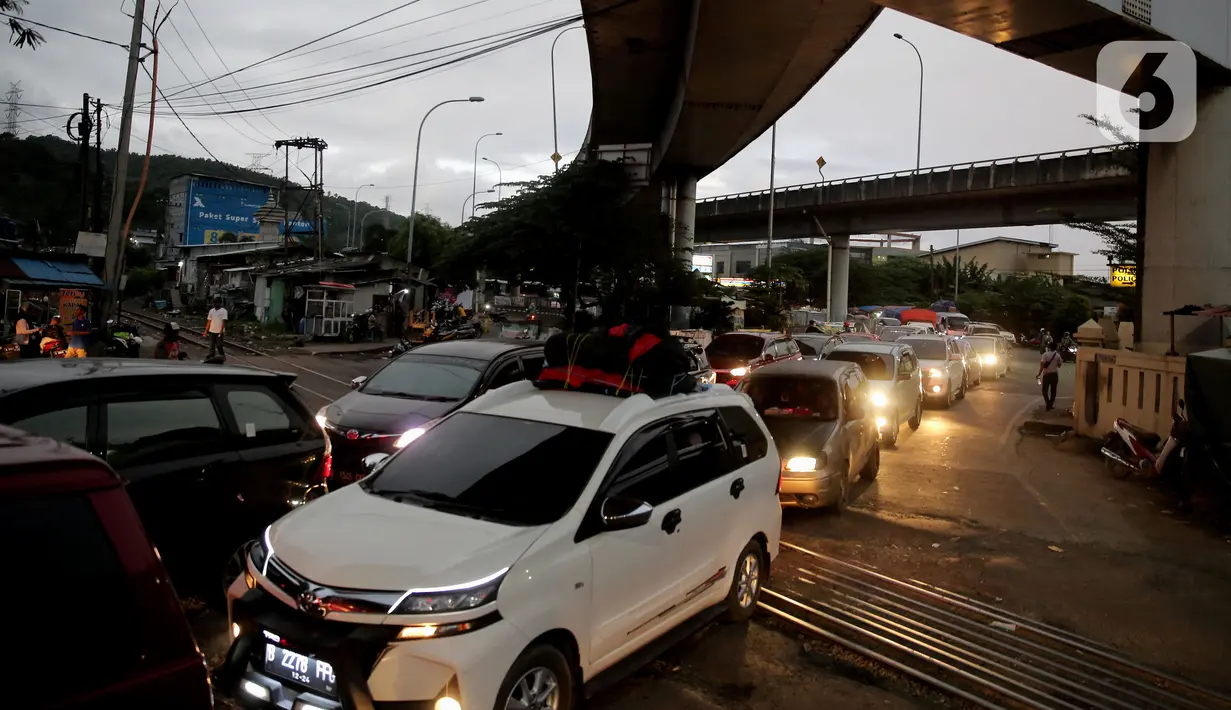 <p>Sejumlah kendaraan pemudik dialihkan untuk menyebrang melalui pelabuhan Indah Kiat, Merak, Banten, Sabtu (30/4/2022). Untuk mengurai kepadatan kendaran pemudik petugas mengalihkan para pemudik menyebrang melalui pelabuhan Indah Kiat. (Liputan6.com/Angga Yuniar)</p>