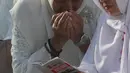 Kekhusyukan juga terlihat dari wajah-wajah jemaah muslim ibu-ibu yang sedang memanjatkan doa saat memperingati Tahun Baru Islam 1 Muharam 1445 Hijriah. (merdeka.com/Arie Basuki)