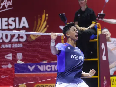 Tunggal putra Indonesia, Alwi Farhan, melakukan selebrasi setelah menaklukkan wakil India, H.S. Prannoy pada pertandingan 32 besar Indonesia Open 2025 di Istora Senayan Jakarta, Selasa (3/6/2025). (Bola.com/M Iqbal Ichsan)