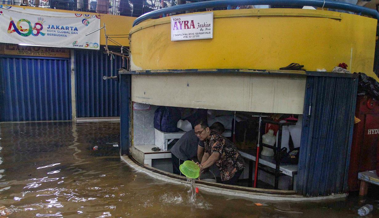 Imbasnya, aktivitas pedagang dan pembeli di Pasar Cipulir, Kebayoran Lama, Jakarta Selatan, menjadi terganggu. Tampak dalam foto, aktivitas pedagang dan pembeli di Pasar Cipulir, Jakarta, Jumat (23/1/2026). (merdeka.com/Arie Basuki)