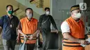 <p>Tersangka kasus dugaan korupsi pengadaan tanah pembangunan SMKN 7 Tangerang Selatan Agus Kartono (kedua kiri) dan Farid Nurdiansyah (kanan) usai menjalani pemeriksaan di Gedung Merah Putih KPK, Jakarta, Selasa (26/4/2022). KPK menetapkan satu pejabat di Dinas Pemprov Banten dan dua pihak swasta dalam kasus dugaan korupsi pengadaan tanah untuk pembangunan SMKN 7 Tangerang Selatan. (Liputan6.com/Faizal Fanani)</p>