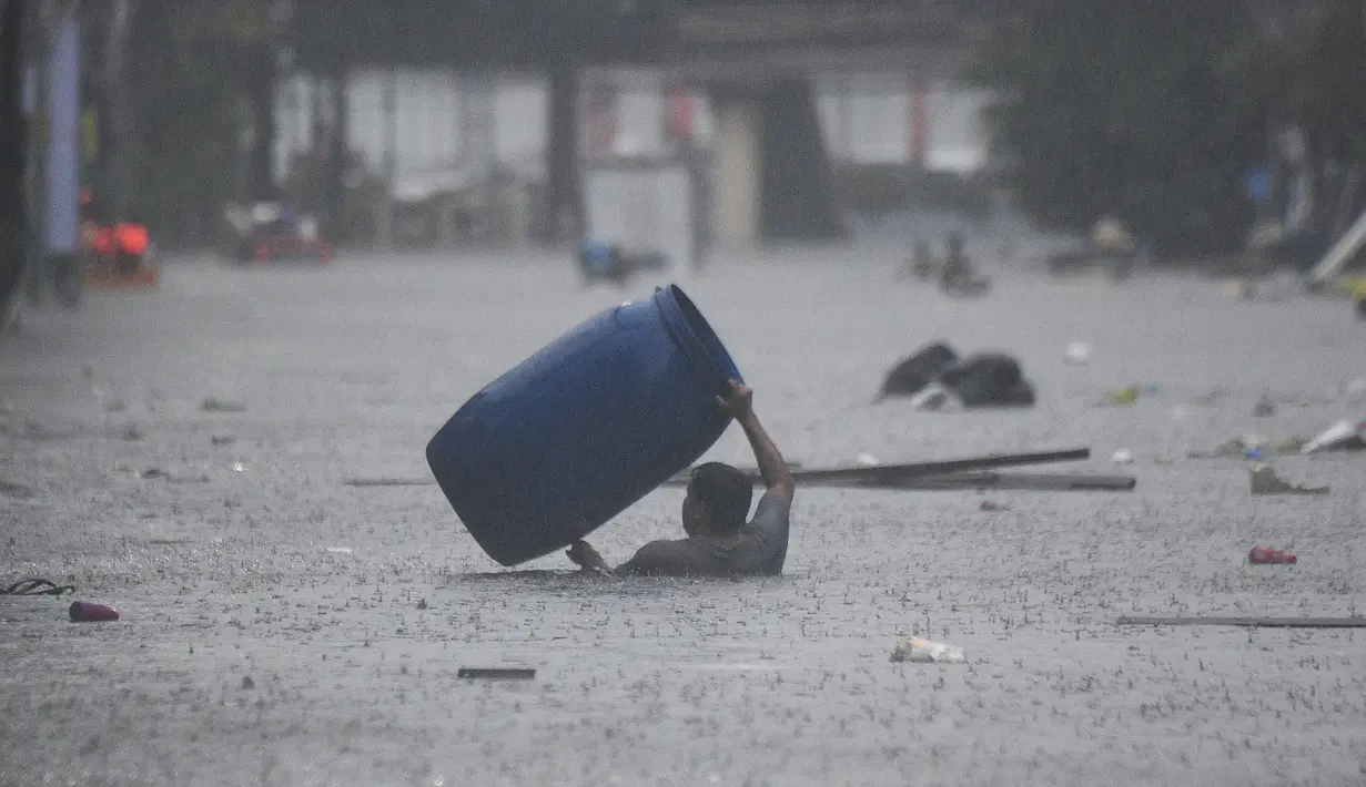 Ketinggian air mencapai ketinggian setinggi dada orang dewasa. (Ted ALJIBE/AFP)