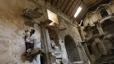 Gembala Alpaca Esteban Taipe memanjat mimbar di gereja terbengkalai di kota hantu Santa Barbara, Peru, Kamis(2/12/2021). Pada masa penjajahan Spanyol, Santa Barbara pernah menjadi tambang merkuri terbesar di Amerika. (AP Photo/Franklin Briceño)