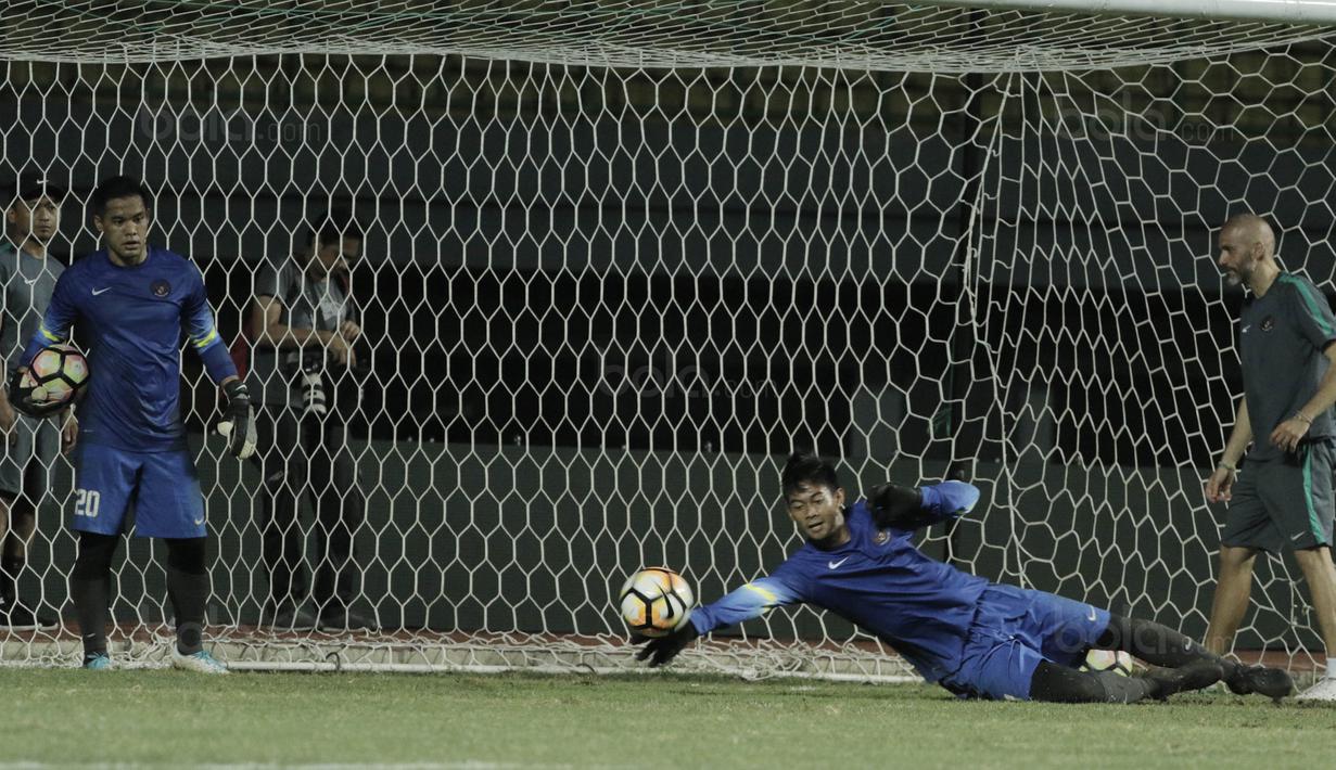 Kiper Timnas Indonesia, Satria Tama, saat mengikuti latihan jelang laga melawan Fiji di Stadion Patriot, Bekasi, Kamis, (31/8/2017). Indonesia akan menjalani laga Persahabatan melawan Fiji. (Bola.com/M Iqbal Ichsan)