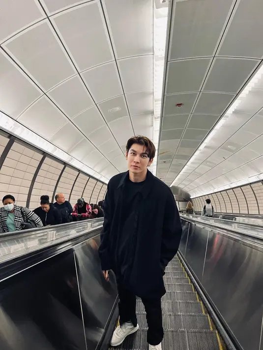 Nama Mew Suppasit makin dikenal setelah membintangi THARNTYPE: THE SERIES 1 dan 2 yang dipasangkan dengan Gulf Kanawut. (FOTO: instagram.com/mewsuppasit/)