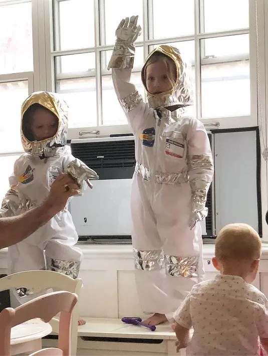 "Rada dan Leo didiagnosa terkena flu," ujar Hilaria. (instagram/hilariabaldwin)