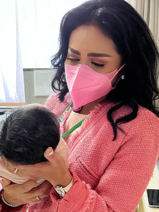 6 Potret Bahagia Artis saat Gendong Cucu, Sudah Jadi Kakek Nenek