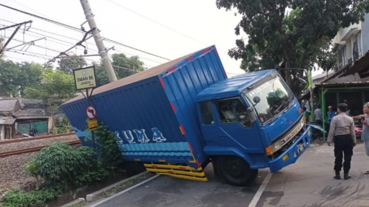 Perjalanan kereta dari Stasiun Tanah Abang menuju Rangkasbitung kembali normal, setelah tiang LAA ditabrak truk tersebut dibereskan petugas gabungan PT KAI, polisi dan Damkar.