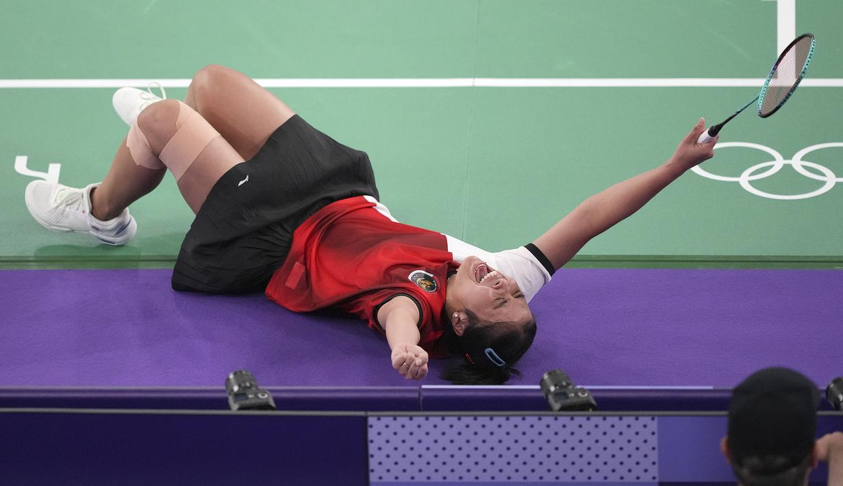 Selebrasi tunggal putri Indonesia, Gregoria Mariska Tunjung setelah mengalahkan lawannya, wakil Korea Selatan Kim Ga-eun pada laga 16 besar nomor tunggal putri cabor bulu tangkis Olimpiade Paris 2024 di Porte de la Chapelle Arena, Paris, Kamis (1/8/2024). Gregoria Mariska Tunjung menang dalam tiga set (21-4, 8-21 dan 23-21) untuk melaju ke perempatfinal. (AP Photo/Dita Alangkara)