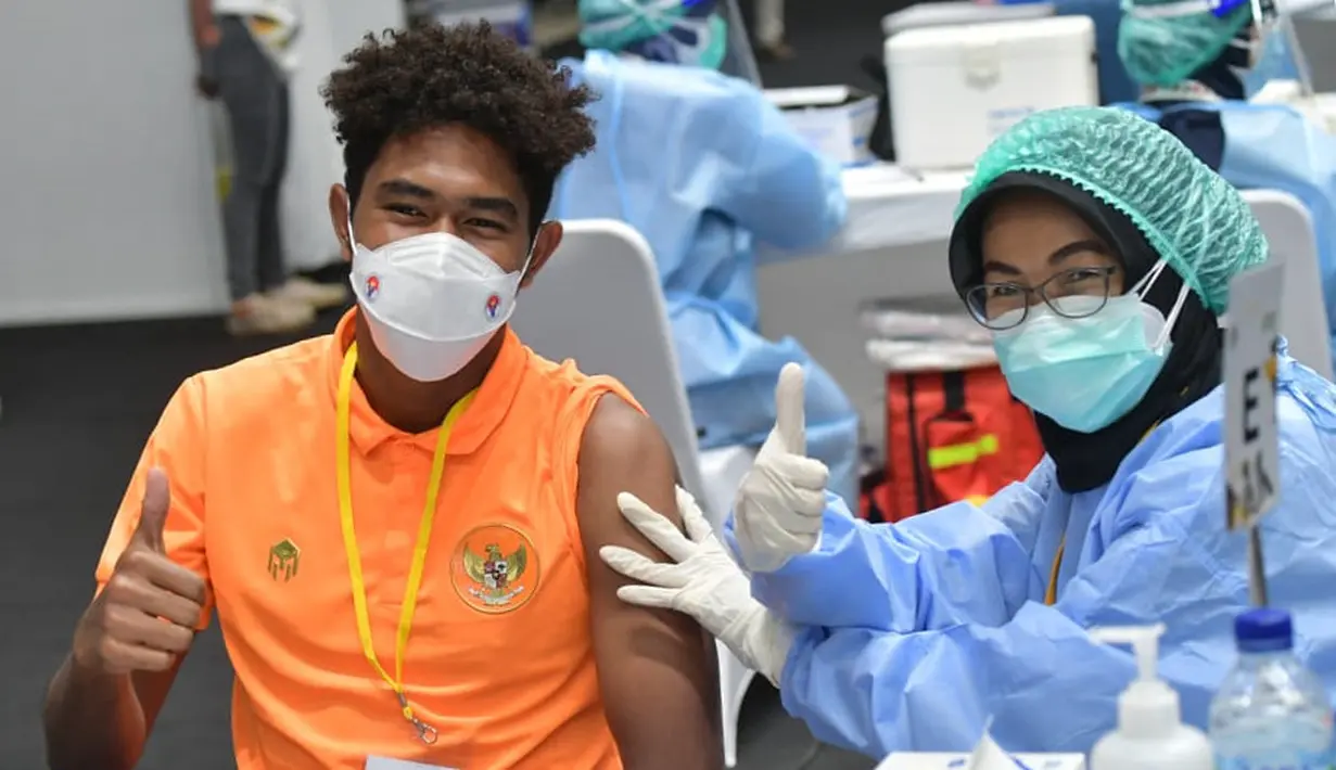 Gelandang Timnas Indonesia, Braif Fatari (kiri) mengangkat jempol usai menerima vaksinasi untuk atlet yang dilaksanakan di Istora Senayan. (Foto: Dok. Kemenpora)