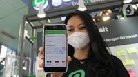 Model menunjukkan aplikasi Gojek melalui GoTransit saat peluncuran di Stasiun Juanda, Jakarta, Rabu (22/06/2022). Melalui kolaborasi antara Gojek, layanan on-demand ekosistem GoTo dan PT Kereta Commuter Indonesia (PT KCI), kedua perusahaan menghadirkan perjalanan full mile multi-moda terintegrasi untuk memudahkan masyarakat dan mendukung visi pemerintah dalam menggalakkan penggunaan transportasi publik. (Liputan6.com/HO/Ading)