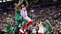 Aksi DeMar DeRozan (Baju Putih) saat Raptors kalahkan Celtics (AP)