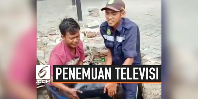 VIDEO: Bersih-Bersih Parit, Petugas Kebersihan Temukan TV