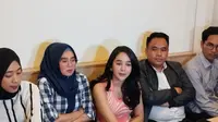 Hana Hanifah dan kuasa hukumnya di Kawasan Tebet, Jakarta Selatan, Kamis (12/10/2023). (Dok via M Altaf Jauhar)