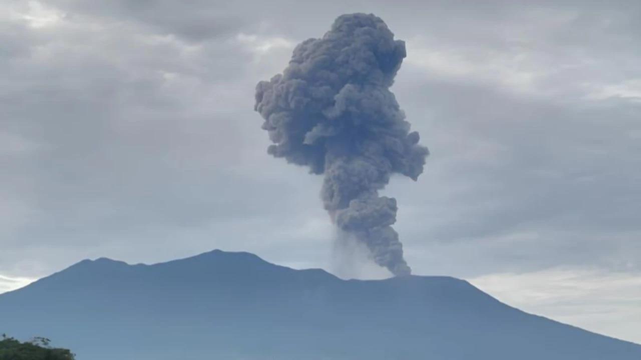 Erupsi Gunung Marapi Semburkan Abu Vulkanik Setinggi 500 Meter