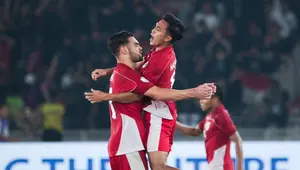 Pemain Timnas Indonesia U-23, Jens Raven, melakukan selebrasi setelah mencetak gol ke gawag Timnas Thailand U-23 pada laga semifinal Piala AFF U-23 2025 di Stadion Utama Gelora Bung Karno, Jakarta, Jumat (25/7/2025). (Bola.com/Abdul Aziz)