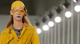 Seorang model memeragakan busana rancangan desainer Inggris, John Galliano dari rumah mode Maison Margiela saat Fashion Week Paris di Perancis, Rabu (28/9). John menghadirkan penutup kepala unik untuk rancangannya kali ini. (REUTERS/Gonzalo Fuentes)