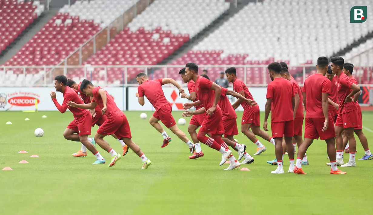 Sesi latihan diawali dengan pemanasan. Saddil Ramdhani dkk bergantian melakukan joging. (Bola.com/Bagaskara Lazuardi)