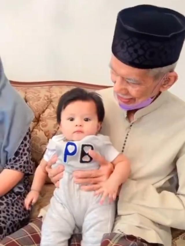 Kakek Nenek Atta Halilintar dapat Mobil Baru