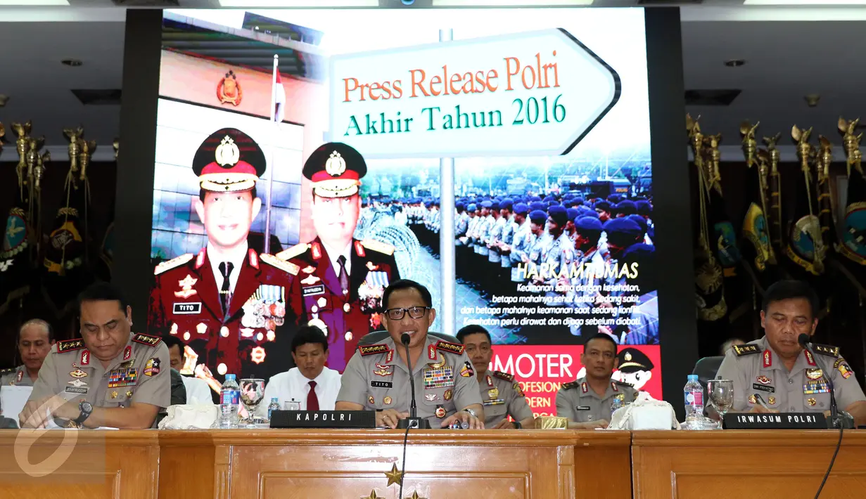 Kapolri Jenderal Pol Tito Karnavian (tengah) memberikan keterangan akhir tahun 2016 di Mabes Polri, Jakarta, Rabu (28/12). Kapolri memaparkan sejumlah capaian program dan kinerja serta anggaran selama tahun 2016. (Liputan6.com/Helmi Fithriansyah)
