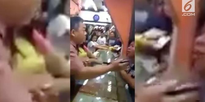 VIDEO: Wanita Ini Ditampar karena Mencuri Emas