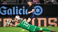 Di babak kedua, pada menit ke-61, Robert Lewandowski mencetak gol yang menggandakan keunggulan Barcelona atas Celta Vigo. (MIGUEL RIOPA/AFP)