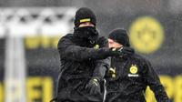 Pemain Borussia Dortmund Erling Haaland berlatih bersama rekan setimnya jelang menghadapi Paris Saint-Germain (PSG) pada leg pertama babak 16 Besar Liga Champions di Dortmund, Jerman, Senin (17/2/2020). Dortmund akan menjamu PSG pada Rabu (19/2/2020) dini hari WIB. (AP Photo/Martin Meissner)