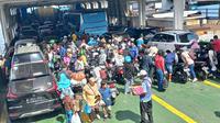 Volume penumpang yang masuk ke dalam kapal di Pelabuhan Ketapang cukup padat. (Hermawan Arifianto/Liputan6.com)