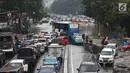 Suasana kawasan Gambir yang direndam banjir di Jakarta, Kamis (15/2). Banjir tersebut mengakibatkan jalan di sekitar lokasi terpaksa ditutup karena tidak bisa dilalui kendaraan bermotor. (Liputan6.com/Immanuel Antonius)