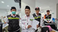 Konsultan Ibadah PPIH Arab Saudi Daker Madinah, KH Wazir Ali melepas jemaah haji sakit yang dievakuasi ke Makkah menggunakan mobil ambulans. (Liputan6.com/Nafiysul Qodar)