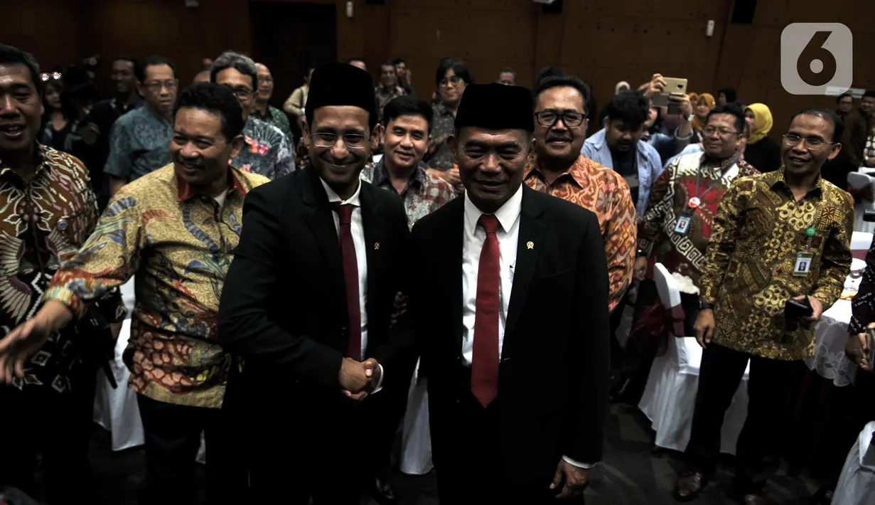 Mendikbud Nadiem Makarim disambut mantan Mendikbud Muhadjir Effendy saat tiba menghadiri acara lepas sambut di Gedung Kemendikbud, Jakarta, Rabu (23/10/2019). Nadiem Makarim datang untuk menghadiri  acara lepas sambut sebagai Mendikbud yang baru. (merdeka.com/Iqbal S. Nugroho)