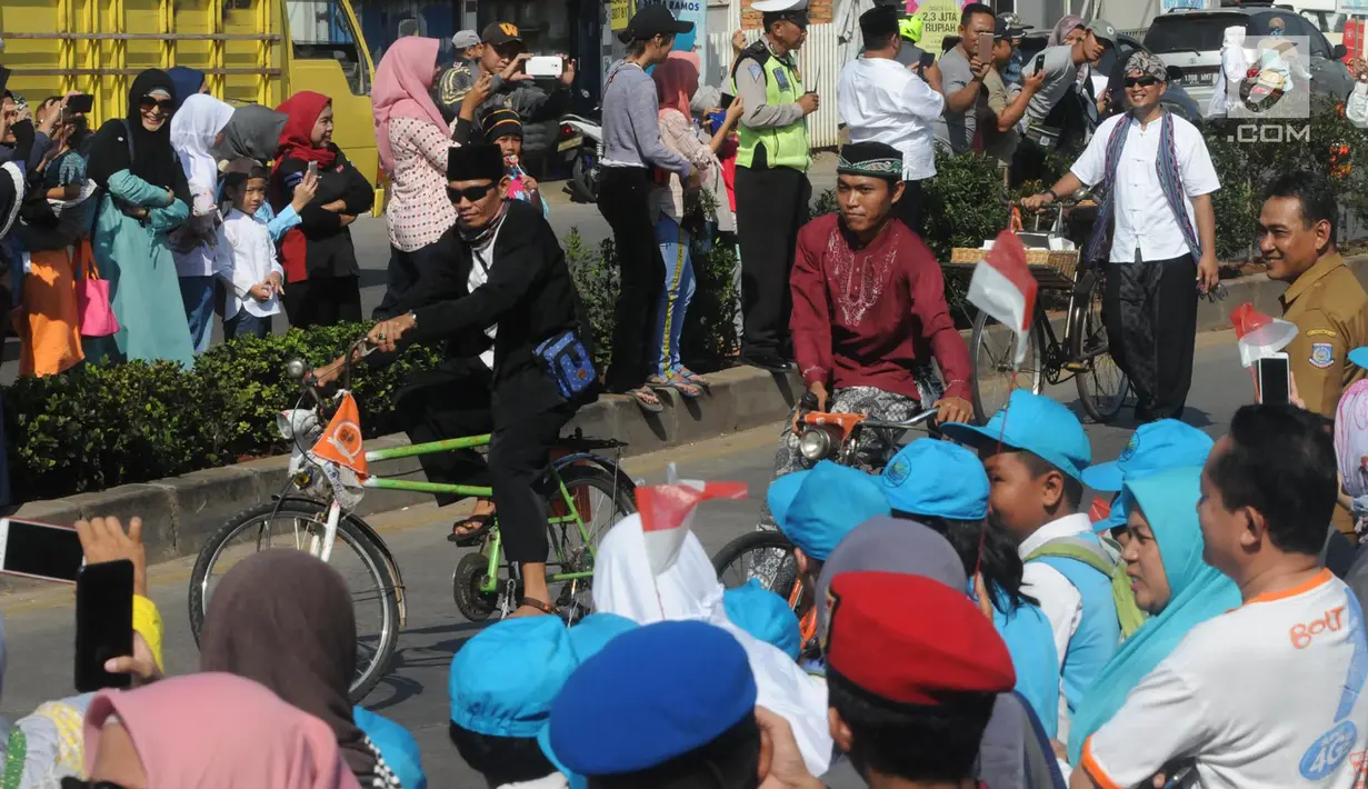 Pawai sepeda meramaikan Musabaqah Tilawatil Quran (MTQ) ke-9 tingkat Kota Tangerang Selatan (Tangsel), Banten, Senin (17/9). Setiap kontingen kecamatan membawa rombongan sedikitnya seribu orang untuk ikut pawai. (Merdeka.com/Arie Basuki)