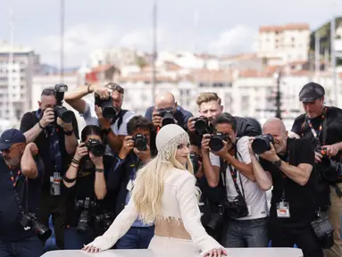 Anya Taylor-Joy berpose untuk fotografer pada sesi pemotretan film 'Furiosa: A Mad Max Saga' di Festival FIlm Cannes ke-77, Prancis selatan, Kamis (16/5/2024). (Photo by Vianney Le Caer/Invision/AP)