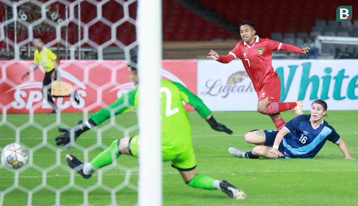 Pemain Timnas Indonesia U-20, Resa Aditya, melepaskan tendangan saat melawan Guatemala pada laga turnamen mini di Stadion Utama Gelora Bung Karno (SUGBK), Selasa (21/2/2023). Skuad Garuda Muda masih kesulitan dalam urusan penyelesaian akhir untuk mencetak gol. (Bola.com/M Iqbal Ichsan)