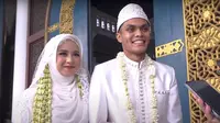 Gelandang muda Persebaya Surabaya, Rachmat Irianto, bersama sang istri, Siti Qonita. (Bola.com/Aditya Wany)