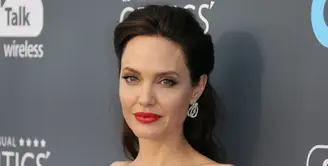 Angelina Jolie memang selalu miliki tubuh yang langsing. Namun dengan berat badan yang turun drastis, ia membuat para penggemar khawatir. (JEAN-BAPTISTE LACROIX  AFP)