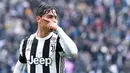 Striker Juventus, Paulo Dybala, melakukan selebrasi usai mencetak gol ke gawang Udinese pada laga Serie A di Stadion Allianz, Minggu (11/3/2018). Juventus menang 2-0 atas Udinese. (AP/Alessandro di Marco)
