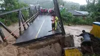 Banjir bandang terjang Bolsel, Gorontalo, seorang kades hilang terseret arus sungai. (Foto: Liputan6.com/Arfandi Ibrahim)