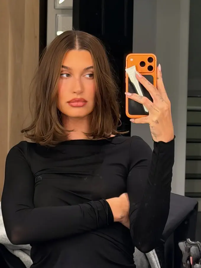 Hailey Bieber Sambut Natal & Tahun Baru dengan Gaya Rambut Long Bob, Diprediksi Jadi Tren 2026