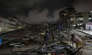 Petugas penyelamat melakukan pencarian di antara puing-puing bangunan yang runtuh setelah dua gempa mengguncang Caracas, Venezuela, Rabu (24/6/2026). (Dok. AP Photo/Javier Campos)
