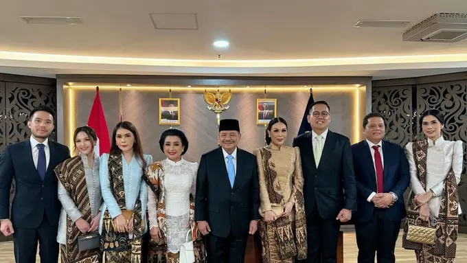 Otto Hasibuan tampil gagah dalam pelantikannya, ditemani keluarga besar (Instagram/@nataliahasibuan)