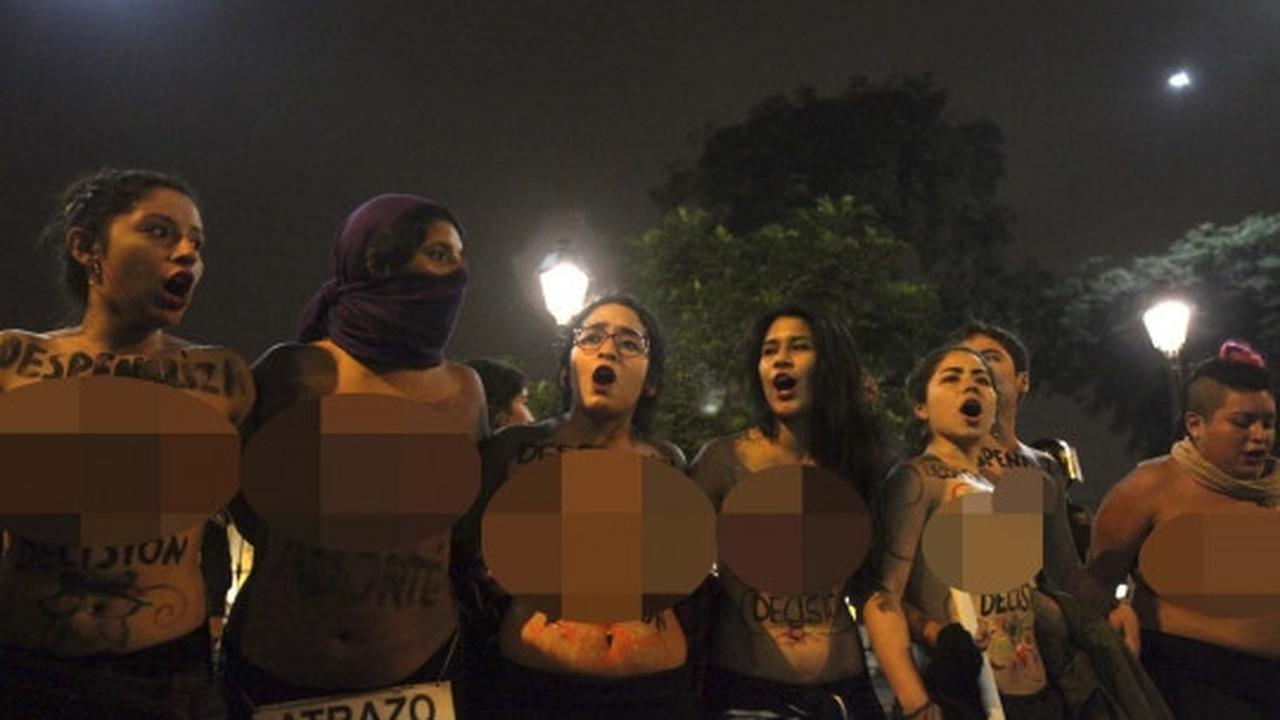 Puluhan wanita pro-aborsi nekat umbar payudara di jalanan Peru