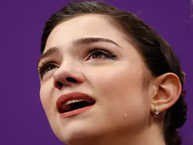 Tangis atlet skating asal Rusia, Evgenia Medvedeva saat skornya dikalahkan oleh rekan senegaranya Alina Zagitova di Olimpiade Musim Dingin Pyeongchang 2018 di Ice Arena, Gangneung, Korea Selatan, Jumat (23/2). (AP Foto/Bernat Armangue)