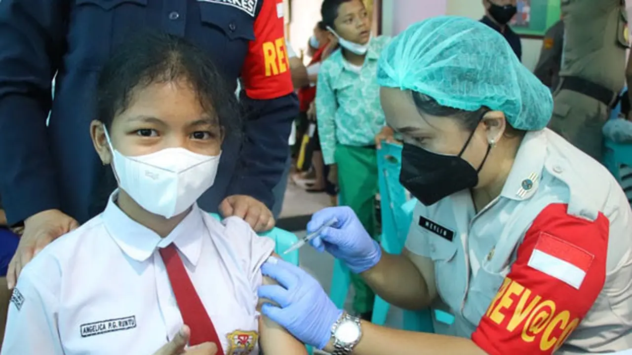 Para siswa di Kota Tomohon mengikuti program vaksinasi untuk anak usia 6-11 tahun.